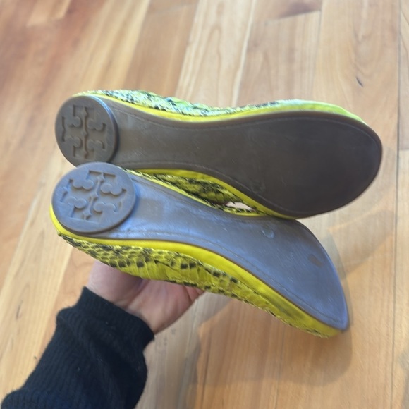 Tory Burch Snakeskin Embossed Ballet Flats Shoes Size 7 neon Yellow highlight - Picture 9 of 10